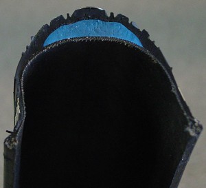 A cross sectrion of a tyre, showing the puncture-proof strip in blue. Photo copyright Ralf Roletschek, fahrradmonteur.de